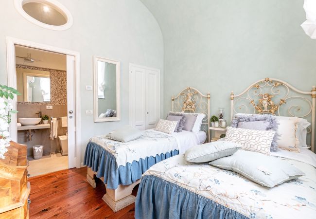 Appartamento a Lucca - Spacious Ground Floor Apartment with Private Garden Inside the Walls of Lucca Appartamento a Lucca - Spacious Ground Floor Apartment with Private Garden Inside the Walls of Lucca