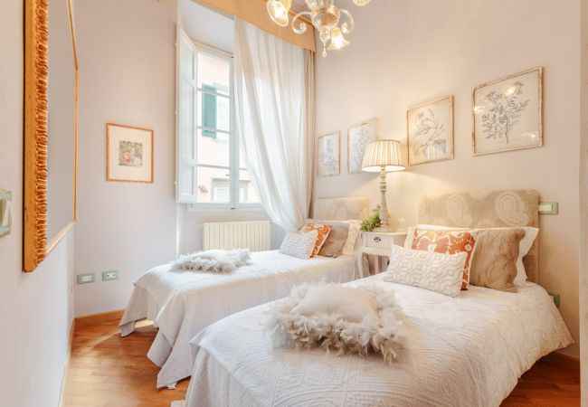 Appartamento a Lucca - Romantic LUCCA apartment With View Over a Church Appartamento a Lucca - Romantic LUCCA apartment With View Over a Church