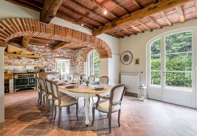 Villa a Monte San quirico - A Romantic Farmhouse with Pool in 10 mins walk away from the Walls of Lucca Villa a Monte San quirico - A Romantic Farmhouse with Pool in 10 mins walk away from the Walls of Lucca