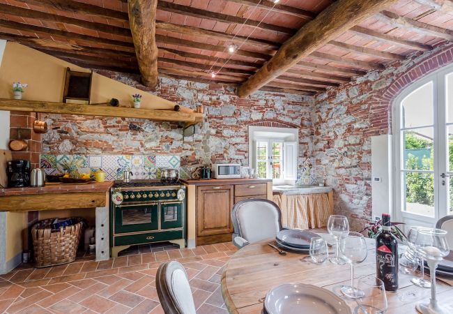 Villa a Monte San quirico - A Romantic Farmhouse with Pool in 10 mins walk away from the Walls of Lucca Villa a Monte San quirico - A Romantic Farmhouse with Pool in 10 mins walk away from the Walls of Lucca