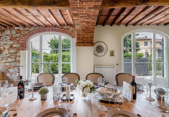 Villa a Monte San quirico - A Romantic Farmhouse with Pool in 10 mins walk away from the Walls of Lucca Villa a Monte San quirico - A Romantic Farmhouse with Pool in 10 mins walk away from the Walls of Lucca