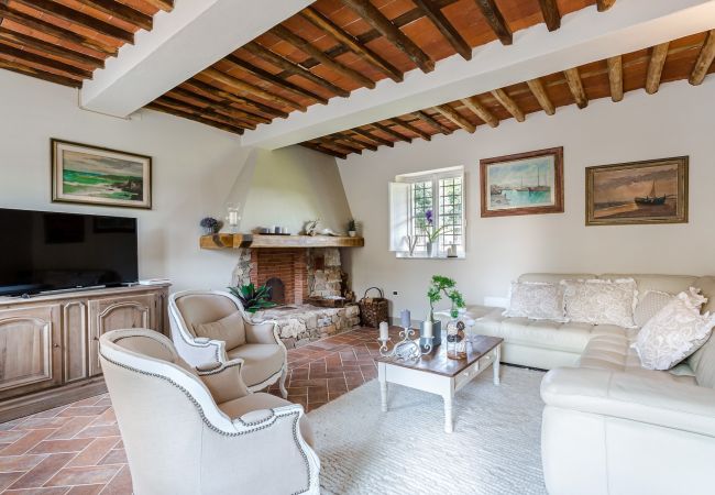 Villa a Monte San quirico - A Romantic Farmhouse with Pool in 10 mins walk away from the Walls of Lucca Villa a Monte San quirico - A Romantic Farmhouse with Pool in 10 mins walk away from the Walls of Lucca