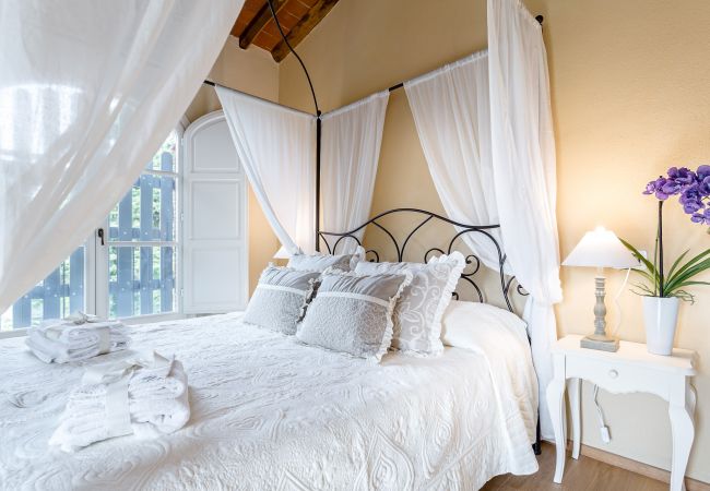 Villa a Monte San quirico - A Romantic Farmhouse with Pool in 10 mins walk away from the Walls of Lucca Villa a Monte San quirico - A Romantic Farmhouse with Pool in 10 mins walk away from the Walls of Lucca