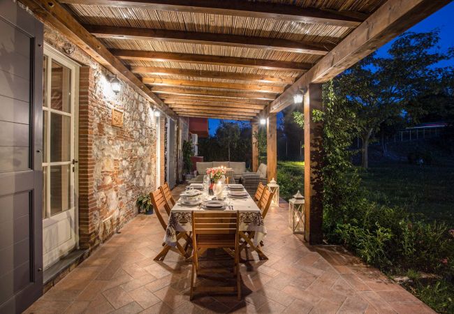 Villa a Monte San quirico - A Romantic Farmhouse with Pool in 10 mins walk away from the Walls of Lucca Villa a Monte San quirico - A Romantic Farmhouse with Pool in 10 mins walk away from the Walls of Lucca
