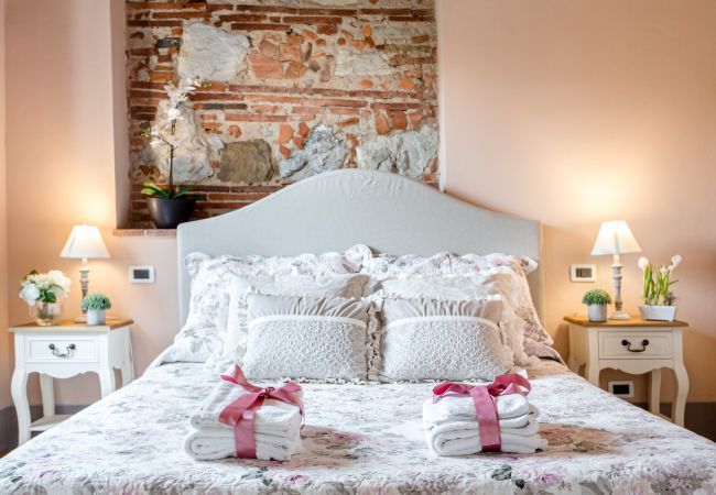 Villa a Monte San quirico - A Romantic Farmhouse with Pool in 10 mins walk away from the Walls of Lucca Villa a Monte San quirico - A Romantic Farmhouse with Pool in 10 mins walk away from the Walls of Lucca