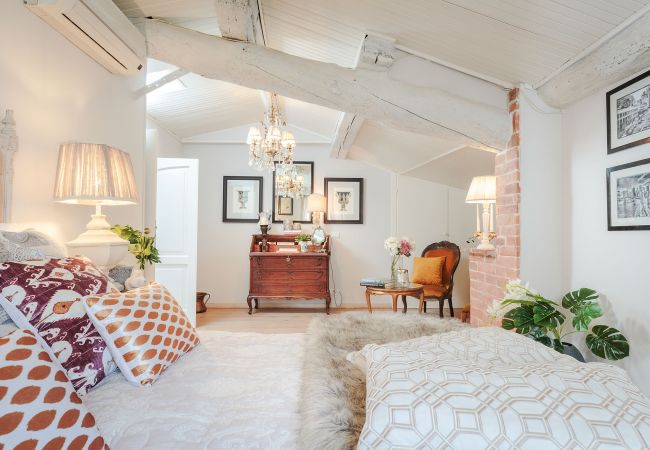 Appartamento a Lucca - Spacious Home with Elevator along Via Guinigi inside the Lucca Walls Appartamento a Lucca - Spacious Home with Elevator along Via Guinigi inside the Lucca Walls