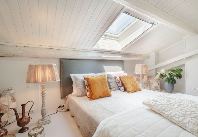 Appartamento a Lucca - Spacious Home with Elevator along Via Guinigi inside the Lucca Walls Appartamento a Lucca - Spacious Home with Elevator along Via Guinigi inside the Lucca Walls