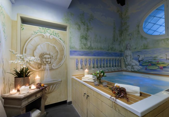 Appartamento a Lucca - THE MEDIEVAL PENTHOUSE, Indulge among History in a Luxury 5 Bedrooms Apartment Appartamento a Lucca - THE MEDIEVAL PENTHOUSE, Indulge among History in a Luxury 5 Bedrooms Apartment
