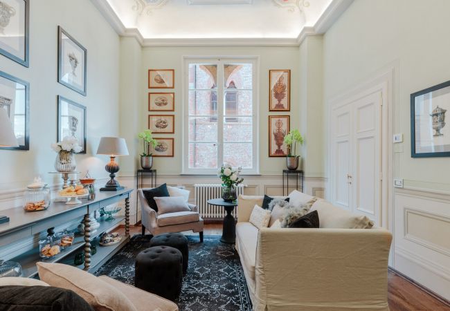 Appartamento a Lucca - THE MEDIEVAL PENTHOUSE, Indulge among History in a Luxury 5 Bedrooms Apartment Appartamento a Lucca - THE MEDIEVAL PENTHOUSE, Indulge among History in a Luxury 5 Bedrooms Apartment