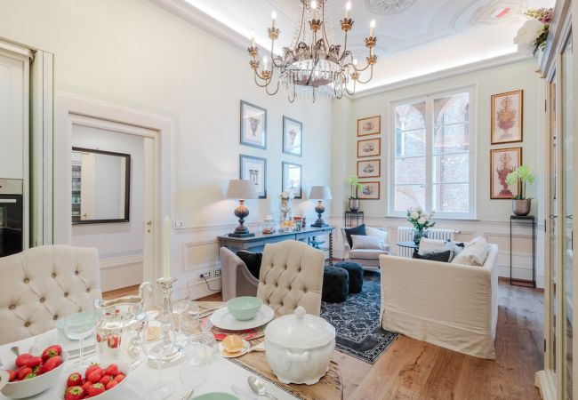 Appartamento a Lucca - THE MEDIEVAL PENTHOUSE, Indulge among History in a Luxury 5 Bedrooms Apartment Appartamento a Lucca - THE MEDIEVAL PENTHOUSE, Indulge among History in a Luxury 5 Bedrooms Apartment