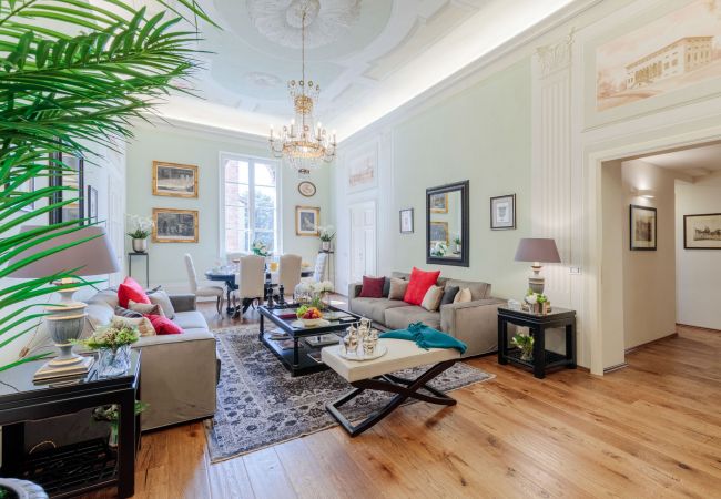 Appartamento a Lucca - THE MEDIEVAL PENTHOUSE, Indulge among History in a Luxury 5 Bedrooms Apartment Appartamento a Lucca - THE MEDIEVAL PENTHOUSE, Indulge among History in a Luxury 5 Bedrooms Apartment