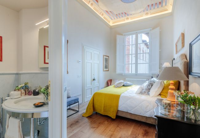 Appartamento a Lucca - THE MEDIEVAL PENTHOUSE, Indulge among History in a Luxury 5 Bedrooms Apartment Appartamento a Lucca - THE MEDIEVAL PENTHOUSE, Indulge among History in a Luxury 5 Bedrooms Apartment