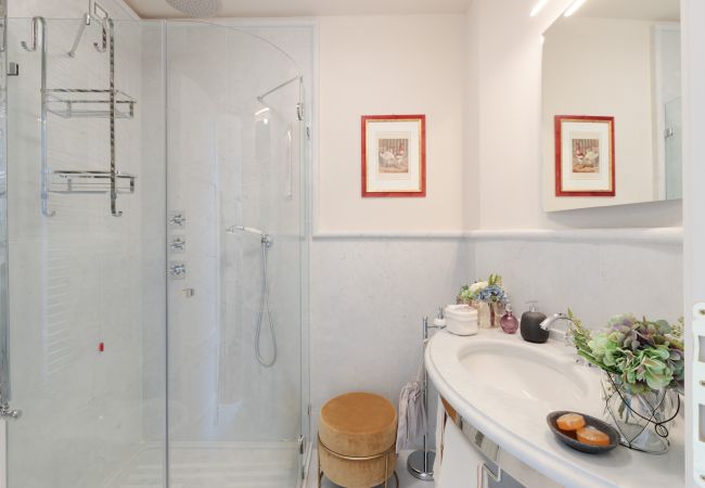 Appartamento a Lucca - THE MEDIEVAL PENTHOUSE, Indulge among History in a Luxury 5 Bedrooms Apartment Appartamento a Lucca - THE MEDIEVAL PENTHOUSE, Indulge among History in a Luxury 5 Bedrooms Apartment