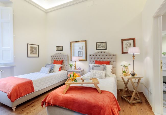 Appartamento a Lucca - THE MEDIEVAL PENTHOUSE, Indulge among History in a Luxury 5 Bedrooms Apartment Appartamento a Lucca - THE MEDIEVAL PENTHOUSE, Indulge among History in a Luxury 5 Bedrooms Apartment