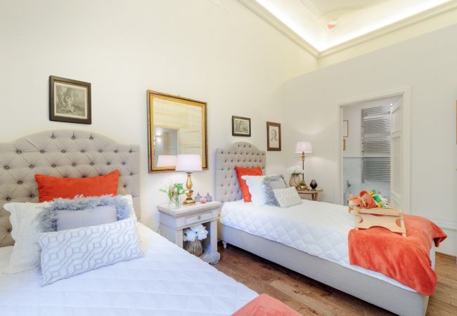 Appartamento a Lucca - THE MEDIEVAL PENTHOUSE, Indulge among History in a Luxury 5 Bedrooms Apartment Appartamento a Lucca - THE MEDIEVAL PENTHOUSE, Indulge among History in a Luxury 5 Bedrooms Apartment