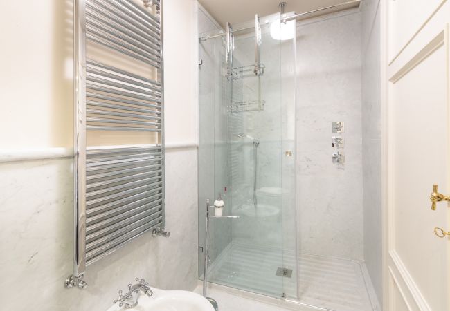 Appartamento a Lucca - THE MEDIEVAL PENTHOUSE, Indulge among History in a Luxury 5 Bedrooms Apartment Appartamento a Lucca - THE MEDIEVAL PENTHOUSE, Indulge among History in a Luxury 5 Bedrooms Apartment