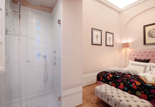 Appartamento a Lucca - THE MEDIEVAL PENTHOUSE, Indulge among History in a Luxury 5 Bedrooms Apartment Appartamento a Lucca - THE MEDIEVAL PENTHOUSE, Indulge among History in a Luxury 5 Bedrooms Apartment