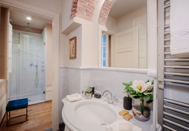 Appartamento a Lucca - THE MEDIEVAL PENTHOUSE, Indulge among History in a Luxury 5 Bedrooms Apartment Appartamento a Lucca - THE MEDIEVAL PENTHOUSE, Indulge among History in a Luxury 5 Bedrooms Apartment
