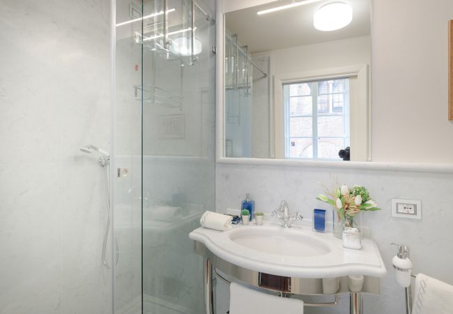 Appartamento a Lucca - THE MEDIEVAL PENTHOUSE, Indulge among History in a Luxury 5 Bedrooms Apartment Appartamento a Lucca - THE MEDIEVAL PENTHOUSE, Indulge among History in a Luxury 5 Bedrooms Apartment