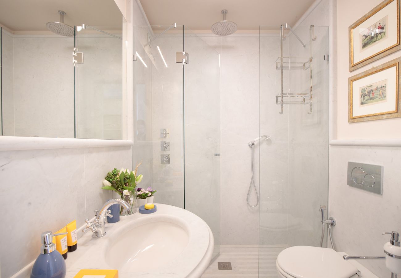 Appartamento a Lucca - THE MEDIEVAL PENTHOUSE, Indulge among History in a Luxury 5 Bedrooms Apartment Appartamento a Lucca - THE MEDIEVAL PENTHOUSE, Indulge among History in a Luxury 5 Bedrooms Apartment