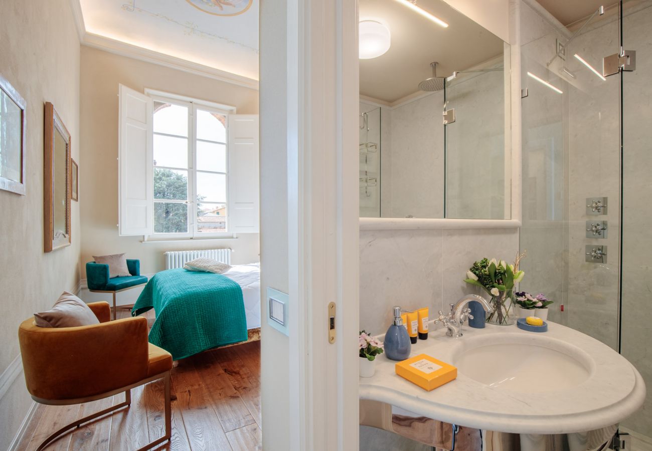Appartamento a Lucca - THE MEDIEVAL PENTHOUSE, Indulge among History in a Luxury 5 Bedrooms Apartment Appartamento a Lucca - THE MEDIEVAL PENTHOUSE, Indulge among History in a Luxury 5 Bedrooms Apartment