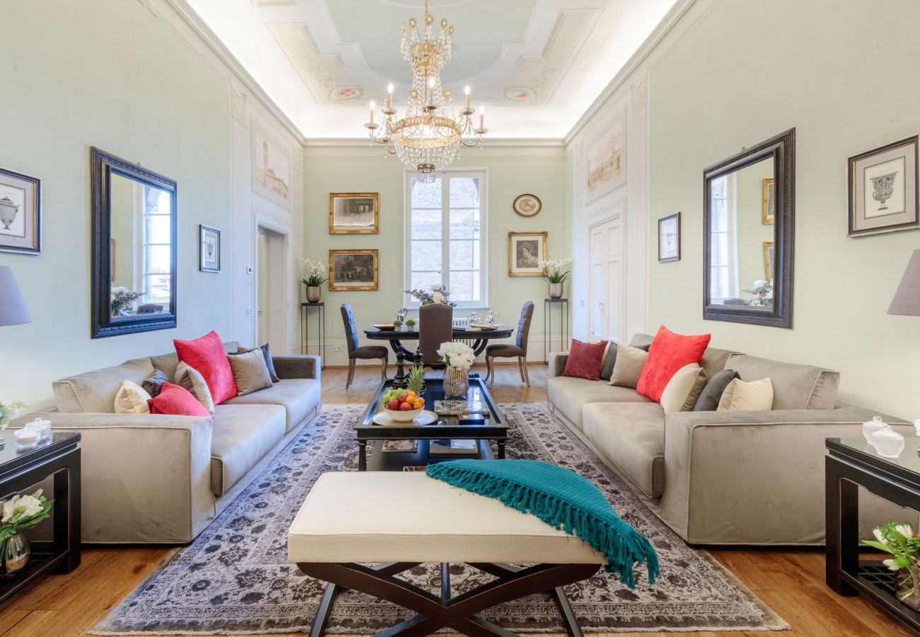 Appartamento a Lucca - THE MEDIEVAL PENTHOUSE, Indulge among History in a Luxury 5 Bedrooms Apartment Appartamento a Lucca - THE MEDIEVAL PENTHOUSE, Indulge among History in a Luxury 5 Bedrooms Apartment