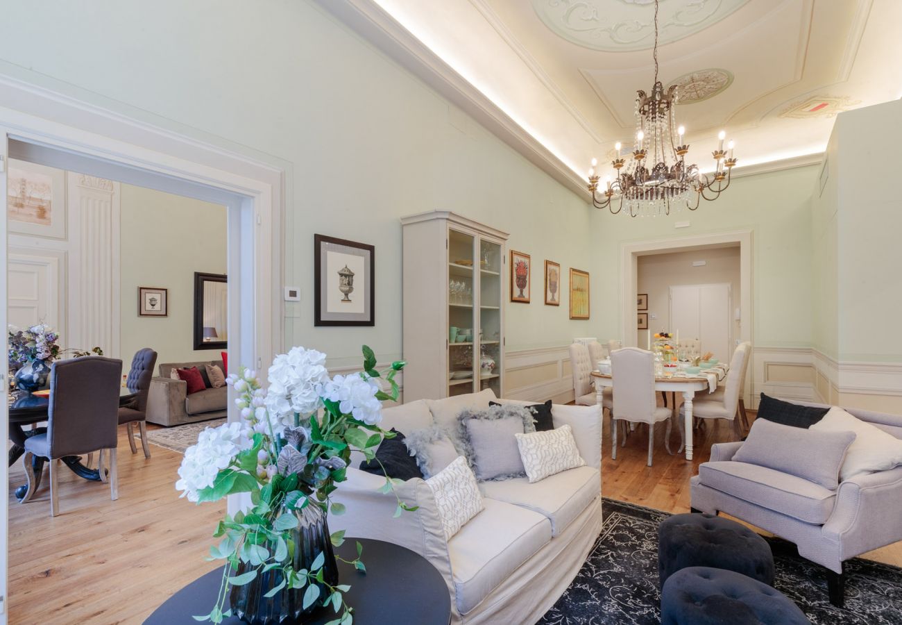 Appartamento a Lucca - THE MEDIEVAL PENTHOUSE, Indulge among History in a Luxury 5 Bedrooms Apartment Appartamento a Lucca - THE MEDIEVAL PENTHOUSE, Indulge among History in a Luxury 5 Bedrooms Apartment