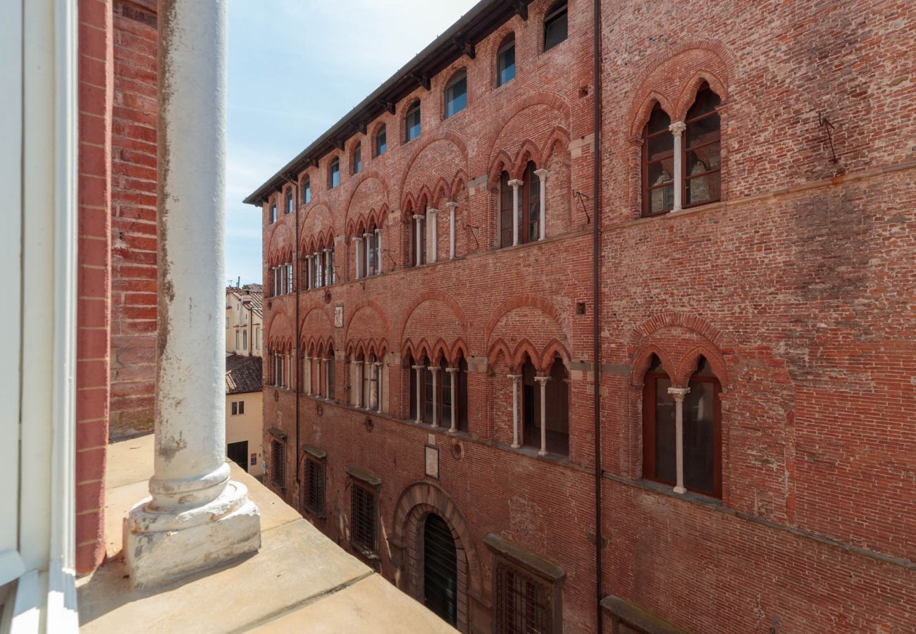 Appartamento a Lucca - THE MEDIEVAL PENTHOUSE, Indulge among History in a Luxury 5 Bedrooms Apartment Appartamento a Lucca - THE MEDIEVAL PENTHOUSE, Indulge among History in a Luxury 5 Bedrooms Apartment