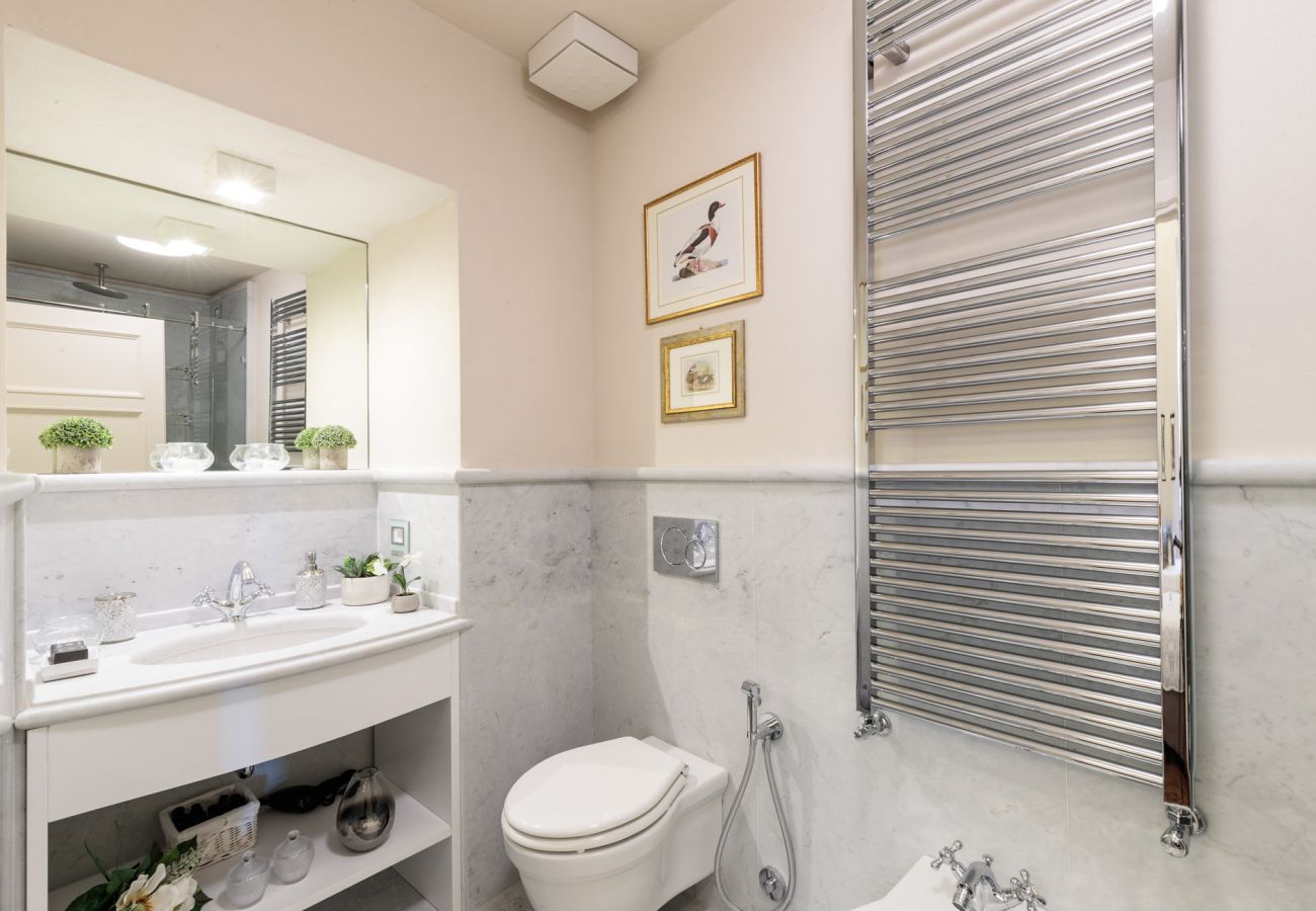Appartamento a Lucca - THE MEDIEVAL PENTHOUSE, Indulge among History in a Luxury 5 Bedrooms Apartment Appartamento a Lucca - THE MEDIEVAL PENTHOUSE, Indulge among History in a Luxury 5 Bedrooms Apartment