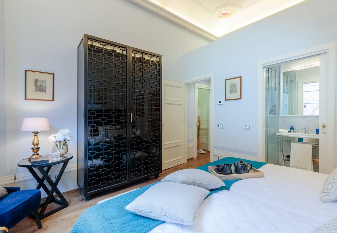 Appartamento a Lucca - THE MEDIEVAL PENTHOUSE, Indulge among History in a Luxury 5 Bedrooms Apartment Appartamento a Lucca - THE MEDIEVAL PENTHOUSE, Indulge among History in a Luxury 5 Bedrooms Apartment