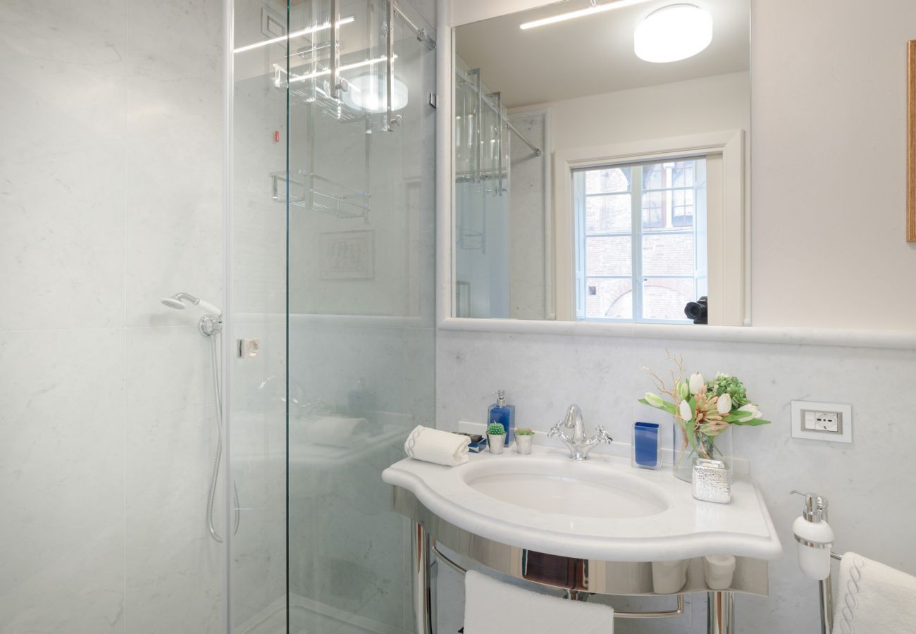 Appartamento a Lucca - THE MEDIEVAL PENTHOUSE, Indulge among History in a Luxury 5 Bedrooms Apartment Appartamento a Lucca - THE MEDIEVAL PENTHOUSE, Indulge among History in a Luxury 5 Bedrooms Apartment
