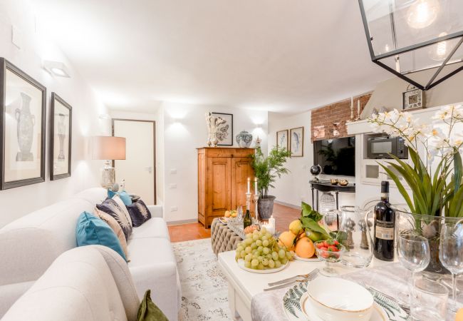 Appartamento a Lucca - A Million Dollar's View: the Lucca Colosseum. Luxury 1 Bedroom, 1 Bathroom Apartment Appartamento a Lucca - A Million Dollar's View: the Lucca Colosseum. Luxury 1 Bedroom, 1 Bathroom Apartment