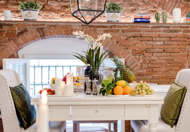 Appartamento a Lucca - A Million Dollar's View: the Lucca Colosseum. Luxury 1 Bedroom, 1 Bathroom Apartment Appartamento a Lucca - A Million Dollar's View: the Lucca Colosseum. Luxury 1 Bedroom, 1 Bathroom Apartment