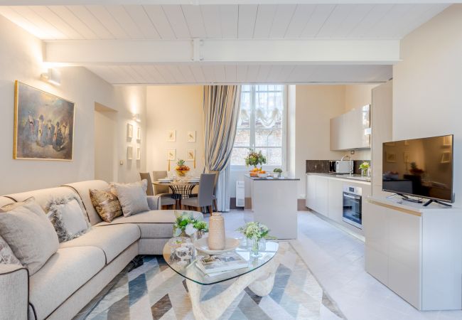 Appartamento a Lucca - Luxury 1 Bedroom Apartment with Elevator inside the Walls of Lucca by the Main Square Piazza San Michele Appartamento a Lucca - Luxury 1 Bedroom Apartment with Elevator inside the Walls of Lucca by the Main Square Piazza San Michele