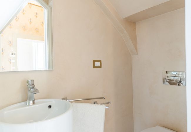 Appartamento a Lucca - Luxury 1 Bedroom Apartment with Elevator inside the Walls of Lucca by the Main Square Piazza San Michele Appartamento a Lucca - Luxury 1 Bedroom Apartment with Elevator inside the Walls of Lucca by the Main Square Piazza San Michele