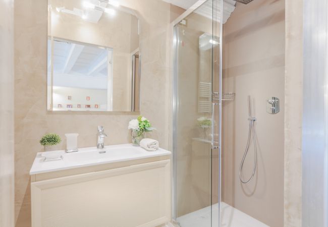 Appartamento a Lucca - Luxury 1 Bedroom Apartment with Elevator inside the Walls of Lucca by the Main Square Piazza San Michele Appartamento a Lucca - Luxury 1 Bedroom Apartment with Elevator inside the Walls of Lucca by the Main Square Piazza San Michele