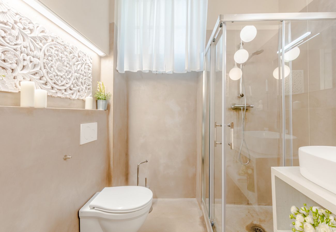 Appartamento a Lucca - Casa Gina, a modern charming urban retreat with free parking by the train station and the Walls of Lucca Appartamento a Lucca - Casa Gina, a modern charming urban retreat with free parking by the train station and the Walls of Lucca