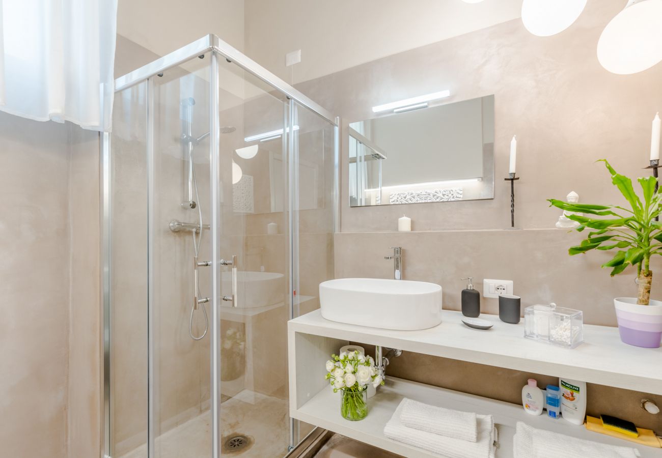 Appartamento a Lucca - Casa Gina, a modern charming urban retreat with free parking by the train station and the Walls of Lucca Appartamento a Lucca - Casa Gina, a modern charming urban retreat with free parking by the train station and the Walls of Lucca