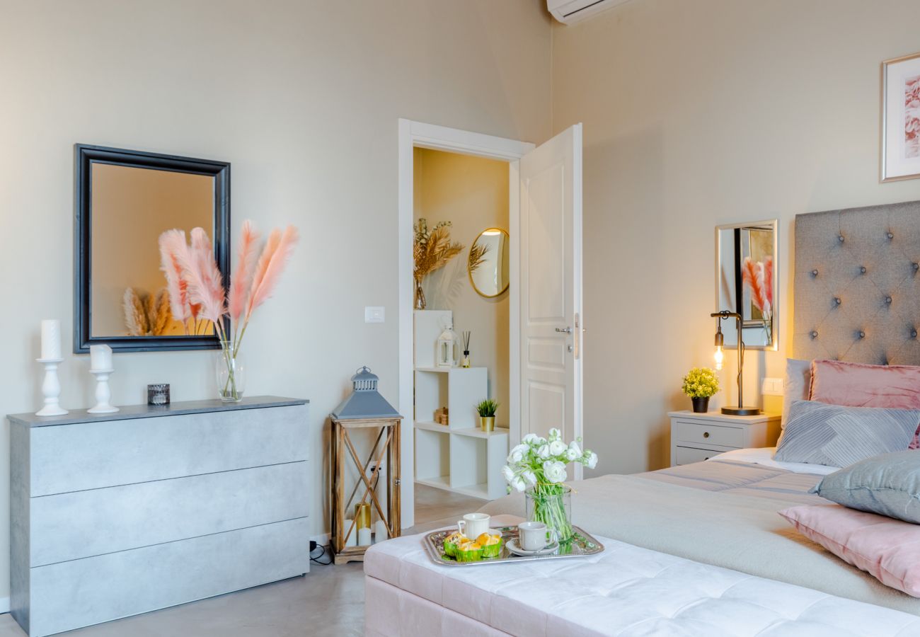 Appartamento a Lucca - Casa Gina, a modern charming urban retreat with free parking by the train station and the Walls of Lucca Appartamento a Lucca - Casa Gina, a modern charming urban retreat with free parking by the train station and the Walls of Lucca