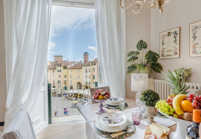  a Lucca - Luxury 3 bedrooms Apartment Amazing Views over the Amphiteatre Square inside the Walls of Lucca
