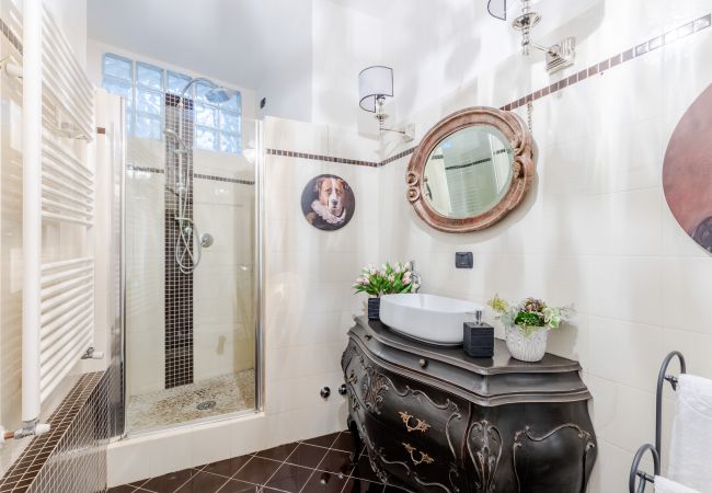 Appartamento a Lucca - Luxury 3 bedrooms Apartment Amazing Views over the Amphiteatre Square inside the Walls of Lucca Appartamento a Lucca - Luxury 3 bedrooms Apartment Amazing Views over the Amphiteatre Square inside the Walls of Lucca