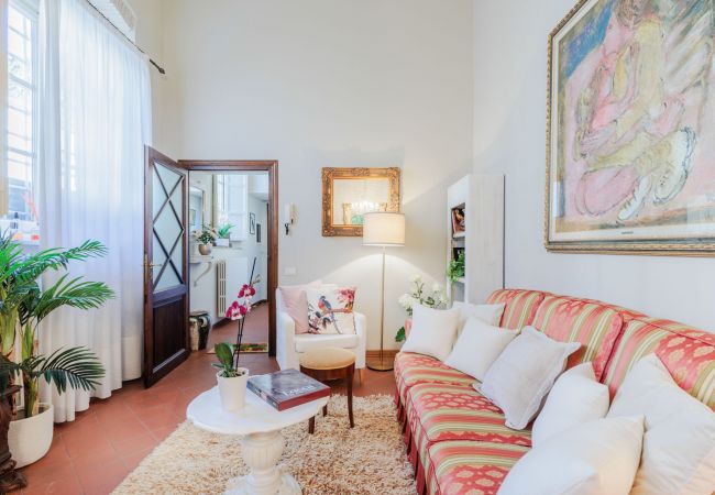 Appartamento a Lucca - The Garden Along The Stream, romantic apartment with private garden inside the walls of Lucca Appartamento a Lucca - The Garden Along The Stream, romantic apartment with private garden inside the walls of Lucca