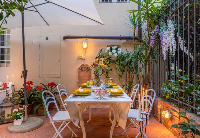 Appartamento a Lucca - The Garden Along The Stream, romantic apartment with private garden inside the walls of Lucca Appartamento a Lucca - The Garden Along The Stream, romantic apartment with private garden inside the walls of Lucca
