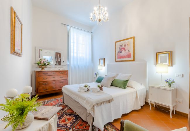 Appartamento a Lucca - The Garden Along The Stream, romantic apartment with private garden inside the walls of Lucca Appartamento a Lucca - The Garden Along The Stream, romantic apartment with private garden inside the walls of Lucca