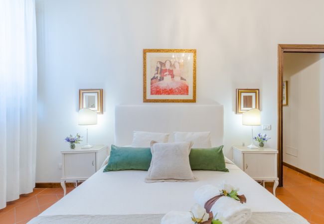 Appartamento a Lucca - The Garden Along The Stream, romantic apartment with private garden inside the walls of Lucca Appartamento a Lucca - The Garden Along The Stream, romantic apartment with private garden inside the walls of Lucca