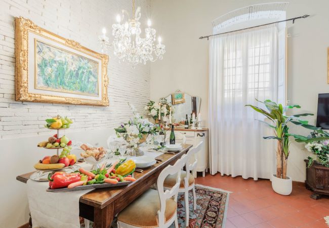 Appartamento a Lucca - The Garden Along The Stream, romantic apartment with private garden inside the walls of Lucca Appartamento a Lucca - The Garden Along The Stream, romantic apartment with private garden inside the walls of Lucca