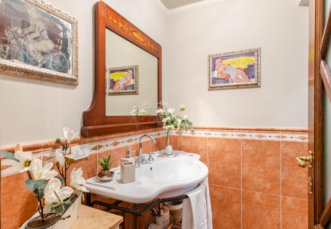 Appartamento a Lucca - The Garden Along The Stream, romantic apartment with private garden inside the walls of Lucca Appartamento a Lucca - The Garden Along The Stream, romantic apartment with private garden inside the walls of Lucca
