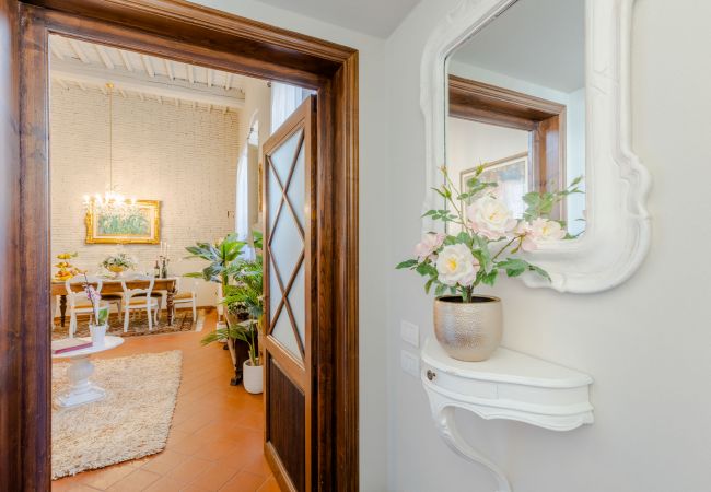 Appartamento a Lucca - The Garden Along The Stream, romantic apartment with private garden inside the walls of Lucca Appartamento a Lucca - The Garden Along The Stream, romantic apartment with private garden inside the walls of Lucca