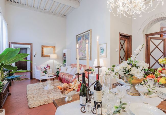 Appartamento a Lucca - The Garden Along The Stream, romantic apartment with private garden inside the walls of Lucca Appartamento a Lucca - The Garden Along The Stream, romantic apartment with private garden inside the walls of Lucca