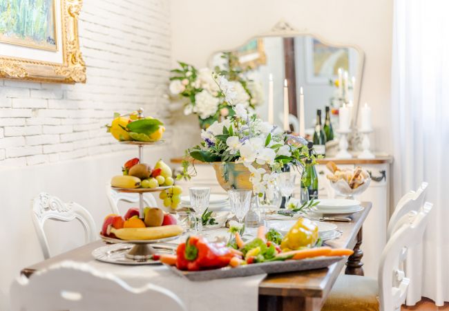 Appartamento a Lucca - The Garden Along The Stream, romantic apartment with private garden inside the walls of Lucca Appartamento a Lucca - The Garden Along The Stream, romantic apartment with private garden inside the walls of Lucca